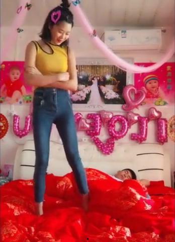 网红夫妻一人跳舞视频,网红夫妻共舞，浪漫瞬间引网友热议