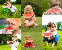 宝宝在草地吃瓜,宝宝快乐成长的美好瞬间